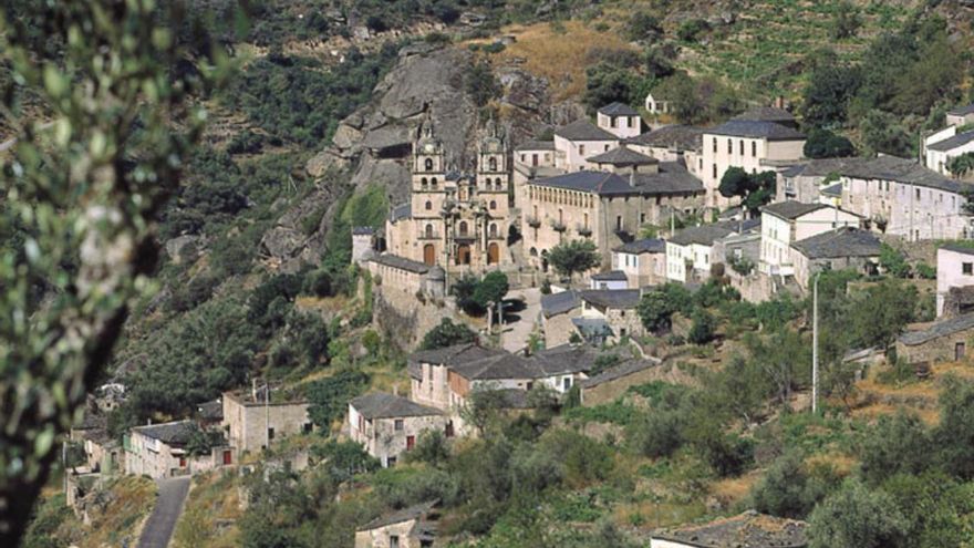 El pintoresco pueblo de Ourense que tiene un santuario barroco, un puente romano y una playa fluvial