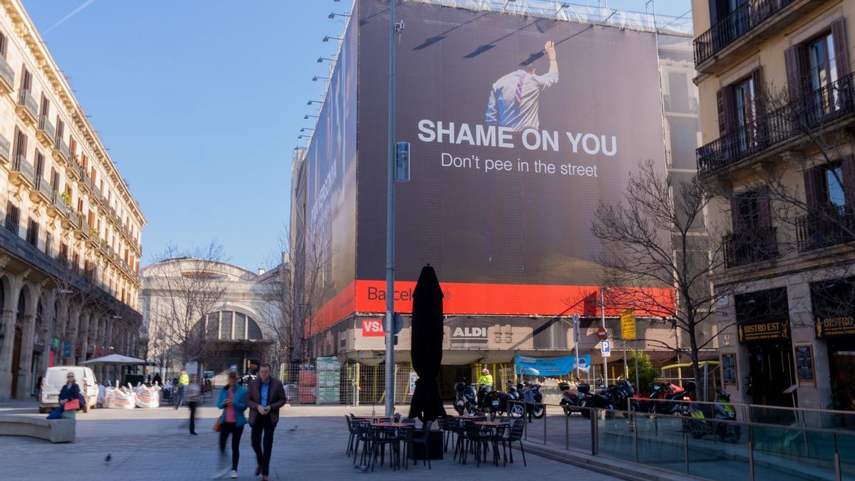 "Poca vergüenza, no mees en la calle": Barcelona arranca la campaña de la nueva ordenanza de civismo