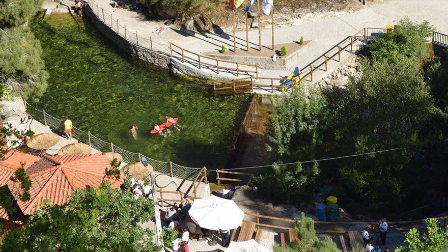 El pueblo portugués que está en un Parque Natural y cuenta con cascadas y piscinas naturales en plena Serra da Estrela