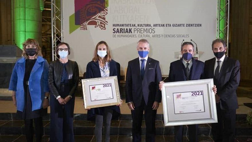 Agustín Azkarate recibe el premio Eusko Ikaskuntza-Laboral Kutxa en su catedral de Santa María