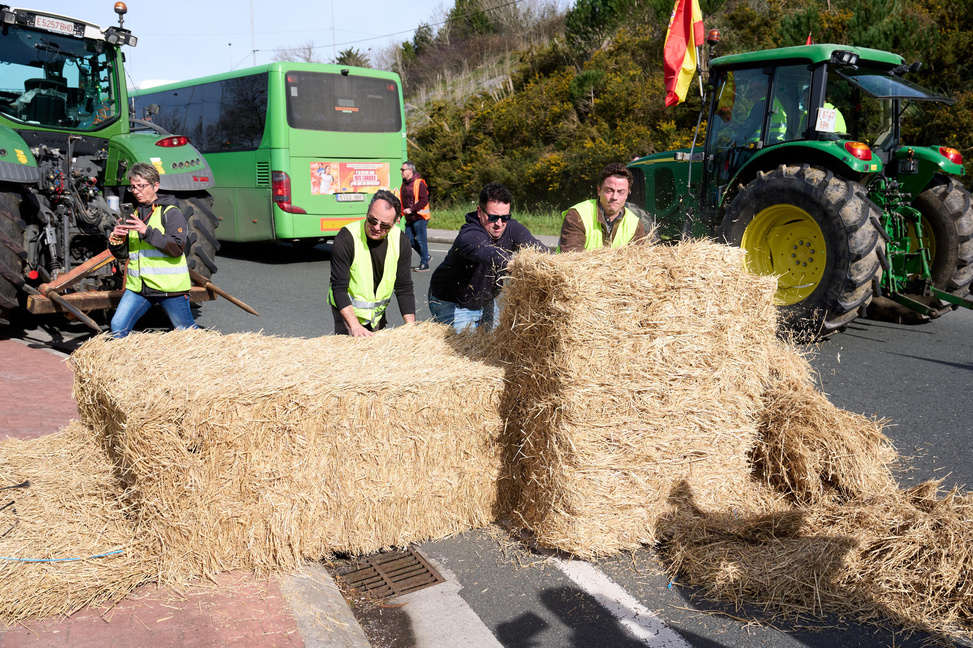 Participantes en la movilización del campo han arrojado paja para cortar la carretera.