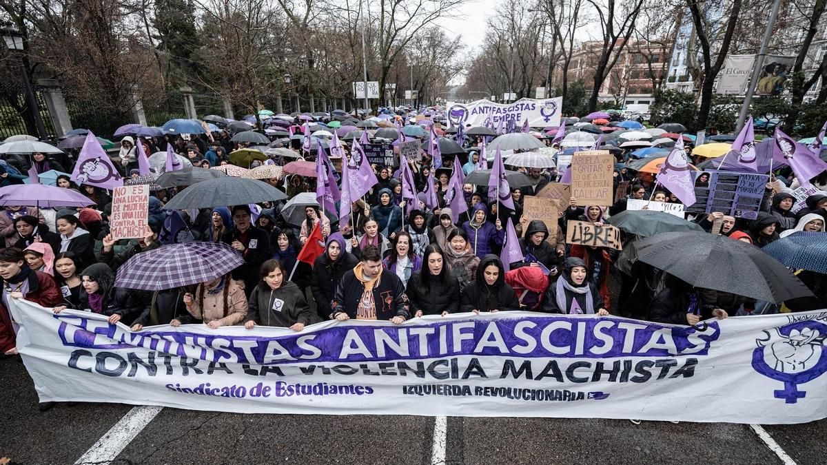 Decenas de personas durante la manifestación convocada por la Comisión 8M en Madrid