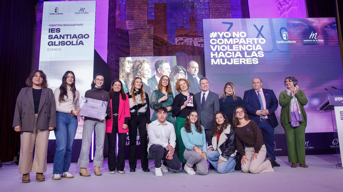 Paloma Yébenes y alumnado del IES 'Santiago Grisolía' recogen su premio en el acto institucional por el 25N