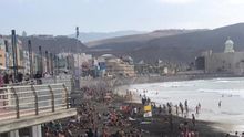 La Cícer durante la tarde de este jueves, cuando la Policía Local ha recomendado por megafonía no colocar la toalla ni tomar el sol en esta parte de la playa de Las Canteras ante las dificultades para mantener las distancias de seguridad