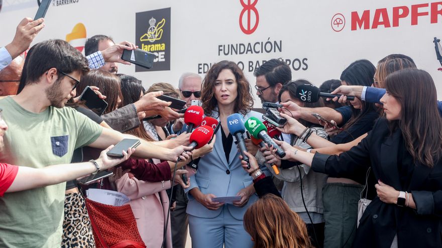 La presidenta de la Comunidad de Madrid, Isabel Díaz Ayuso, ofrece declaraciones medios