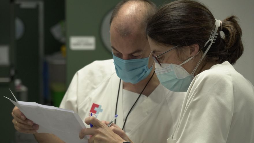 Archivo - Profesionales sanitarios en Valdecilla