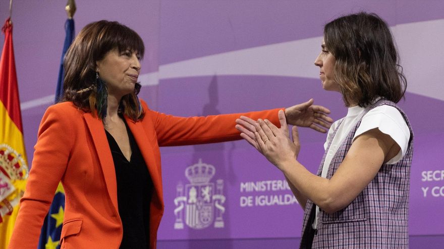 La ahora concejala de Cultura y Turismo en el ayuntamiento de Valladolid, Ana Redondo (i), saluda a la hasta ahora ministra de Igualdad, Irene Montero (d), durante el traspaso de la cartera de Igualdad.