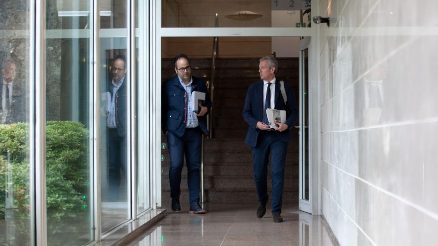 El presidente de la Xunta acusa a los vecinos de esconder motivos ideológicos en sus críticas a la masificación turística en Santiago