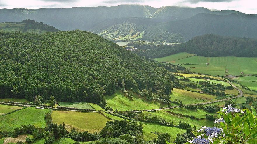 Camos verdes en la Caldera de Siete Cidades. El agua y las tierras volcánicas fértiles son los responsables de la feracidad de los campos de las Azores.