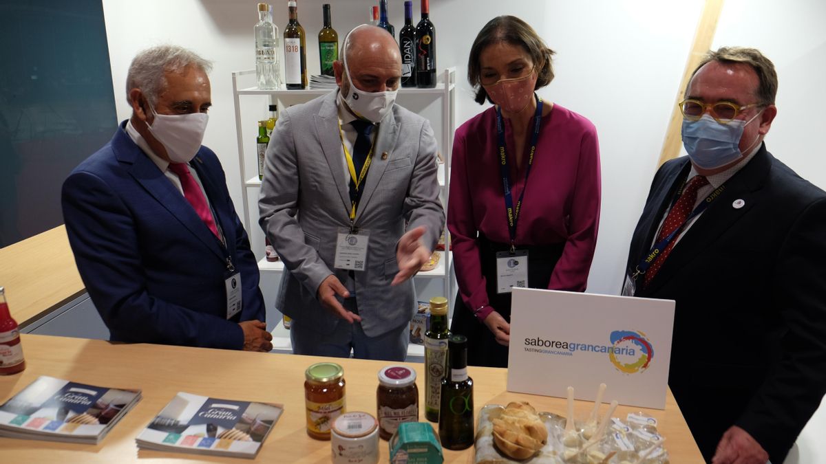 Visita de la ministra de Turismo al puesto gastronómico de Gran Canaria en Madrid Fusión