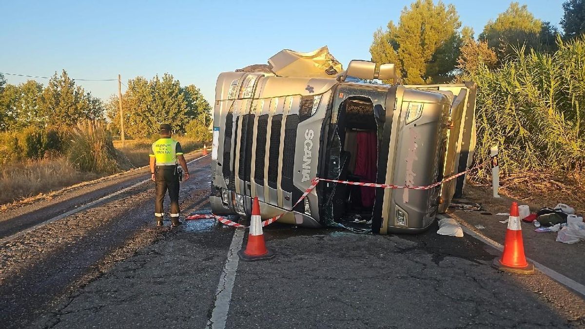 Investigan a un conductor de camión que quintuplicaba la tasa de alcohol permitida tras volcar en Almudévar (Huesca)