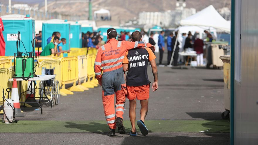 Personal de Salvamento Marítimo en el muelle de Arguineguín.