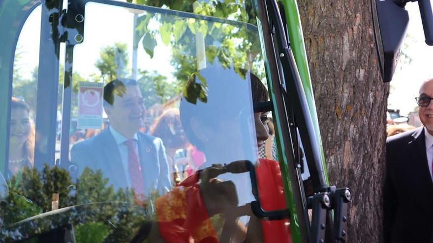 La ministra viendo uno de los vehículos agrícolas.