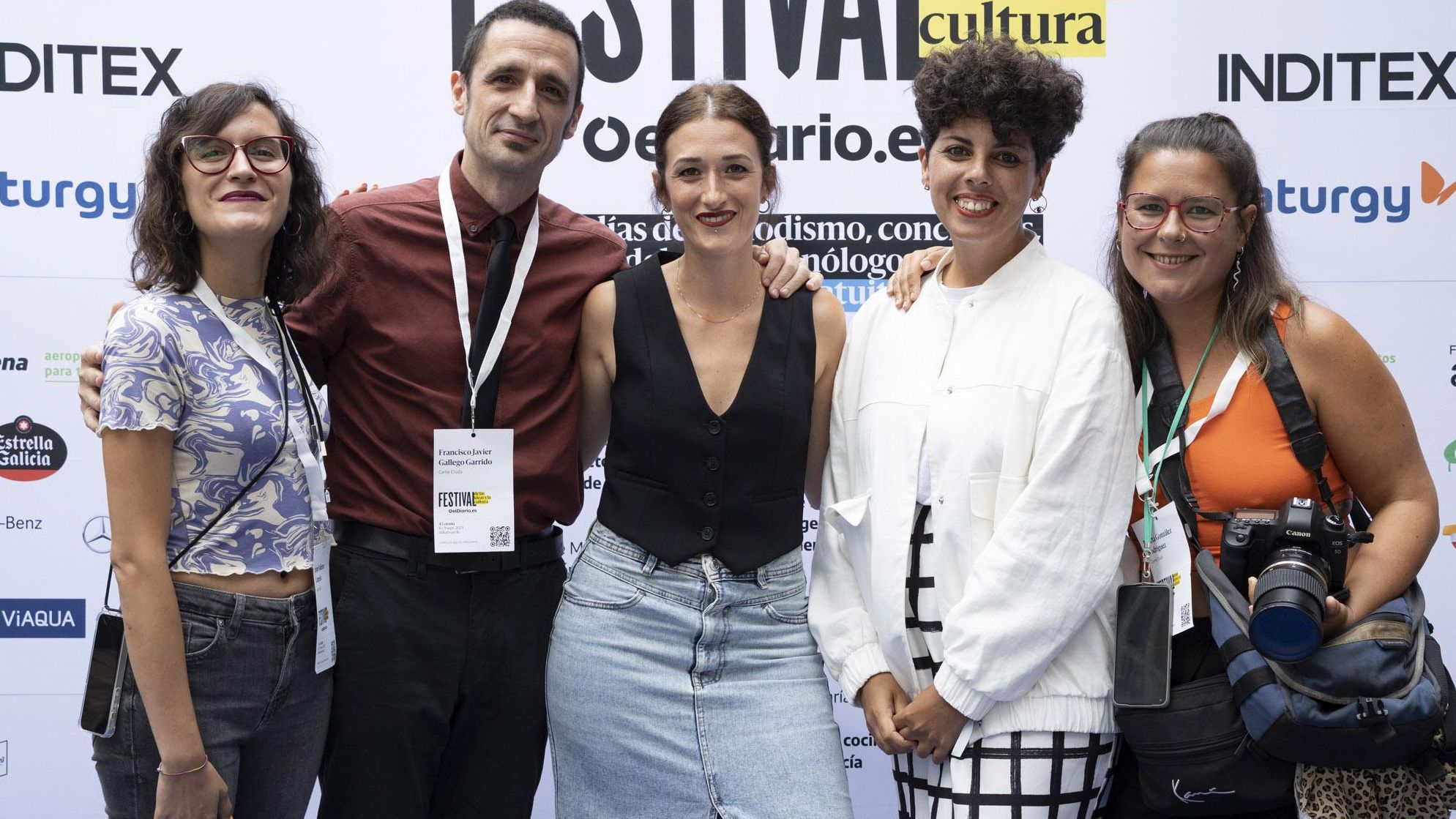 El equipo de Carne Cruda listo para subir al escenario de María Pita