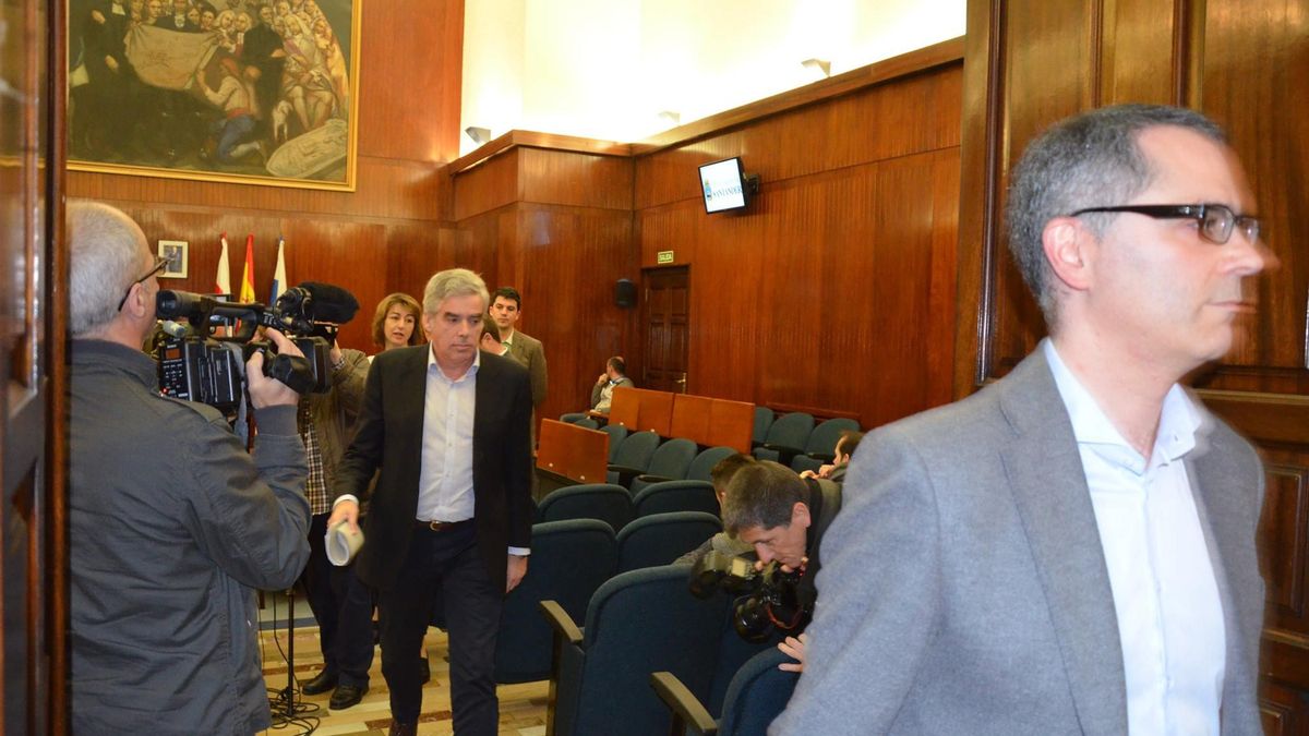 Los concejales de PSOE, PRC, Ganemos e IU abandonando el Pleno de Santander. | PRC