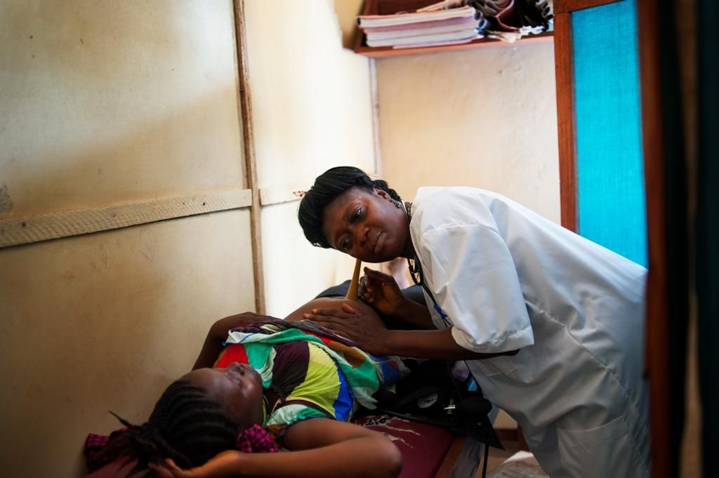 “No necesitamos infraestructuras o equipamiento punta para salvar la vida de las mujeres”, afirma Vincent Lambert, coordinador médico de MSF para los proyectos en Burundi. Los gastos de funcionamiento de los hospitales por persona y año para estos programas son de menos de 3 euros. La enfermera Florence Lahai realiza un chequeo prenatal a Batu Yooyah Manbu, embarazada de 32 semanas. Centro de salud en Bo, Sierra Leona. Fotografía: Lynsey Addario/ VII