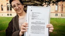 Montse Sánchez muestra la última sentencia que avala su despido por bajas médicas. El caso de esta teleoperadora llegó al Constitucional, que avaló el despido por ausencias justificadas.