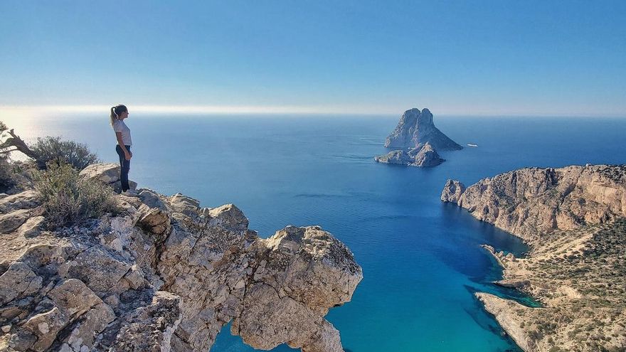 "Tendrán que irse sin la foto": los vecinos de Ibiza se hartan de los turistas y cierran el acceso al acantilado más famoso