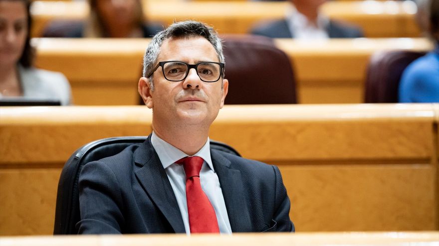 El ministro de la Presidencia, Justicia y Relaciones con las Cortes, Félix Bolaños, asiste a una sesión plenaria, en el Senado, a 12 de diciembre de 2023.