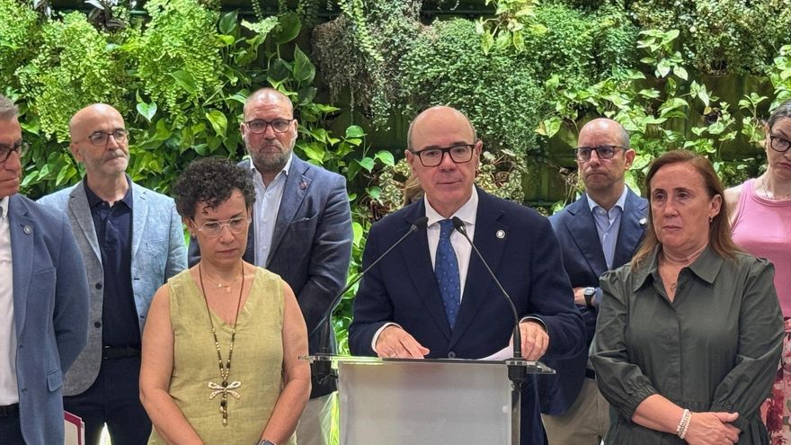 Archivo - El rector de la Universidad de Granada, Pedro Mercado, en una rueda de prensa.