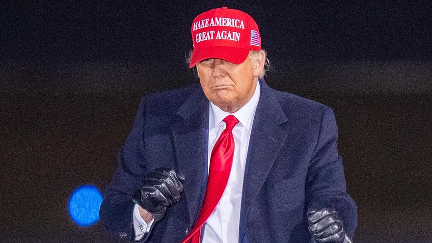 Donald Trump en un mitin de la campaña en un aeropuerto de Carolina del Norte.