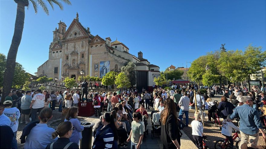 Público ante la parroquia de los Trinitarios este Jueves Santo.