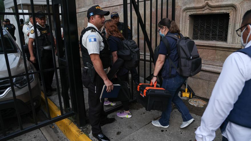 Fiscalía de Guatemala allana Interior y pide capturas de exfuncionarios por fuga de reos