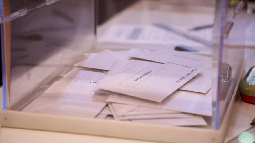Papeletas dentro de la urna de votaciones, a 28 de mayo de 2023