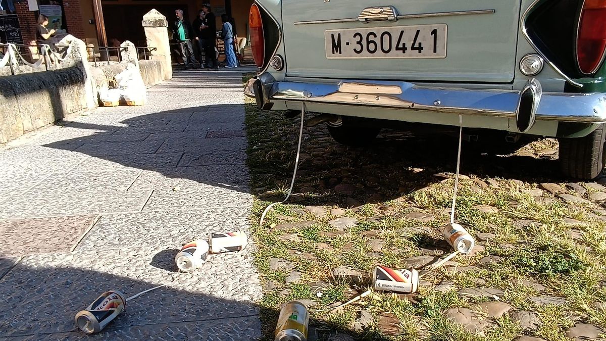 El León de los años 80, según Netflix: las latas de un coche de novios.