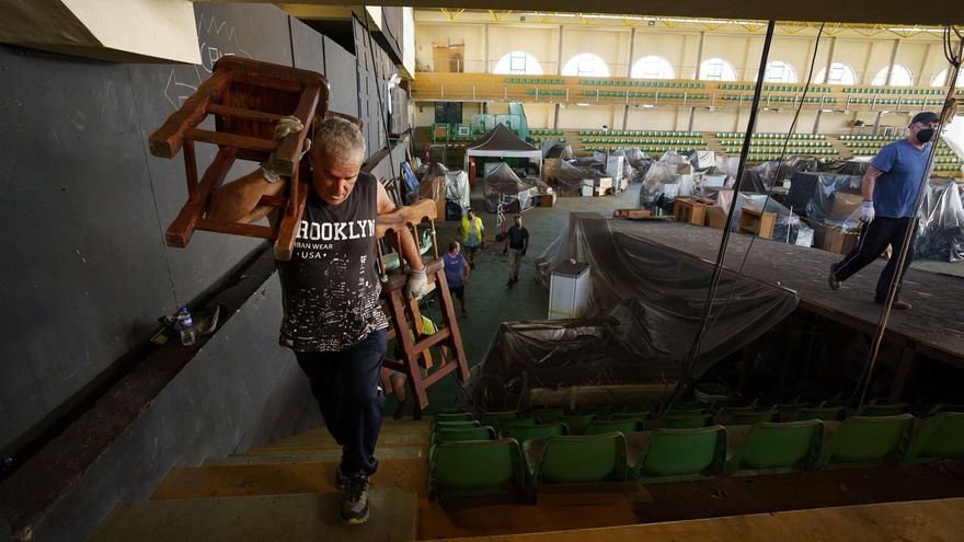 Vecinos recogiendo sus pertenencias para regresar a sus casas tras decretarse el fin de la evacuación