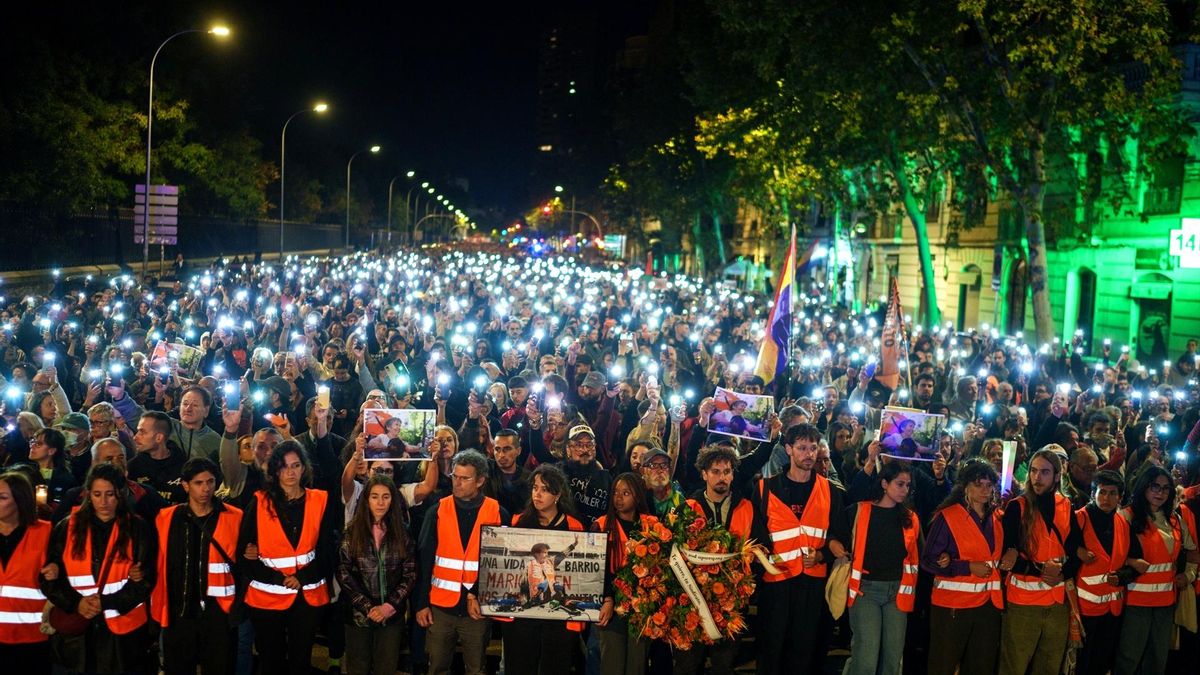 Cientos de personas alzan velas en la manifestación por Maricarmen desde Puerta del Sol