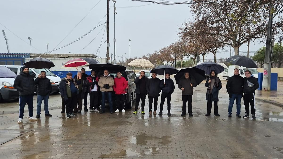 Los comerciantes ambulantes guardan un minuto de silencio por las víctimas de Adamuz.