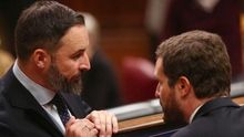 Santiago Abascal y Pablo Casado durante un Pleno del Congreso.