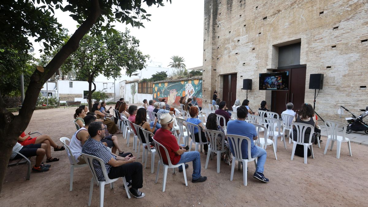 Público fuera, escuchando a Rodrigo Cortés, tras llenarse el aforo de Orive