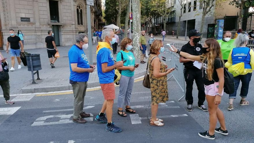 Toma de temperatura para entrar en la plaza Universidad