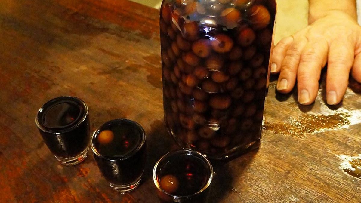 El curioso licor portugués que se bebe en una copa de chocolate que luego puedes comerte