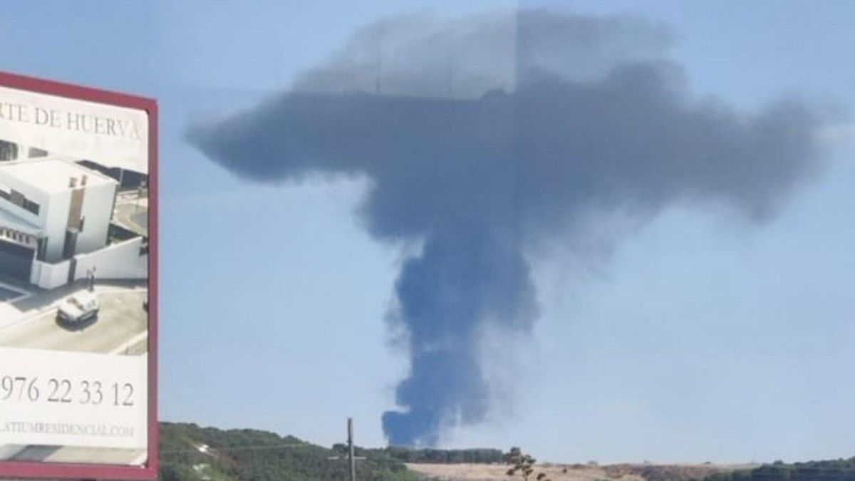 Humo generado por el incendio declarado en el PTR López Soriano.