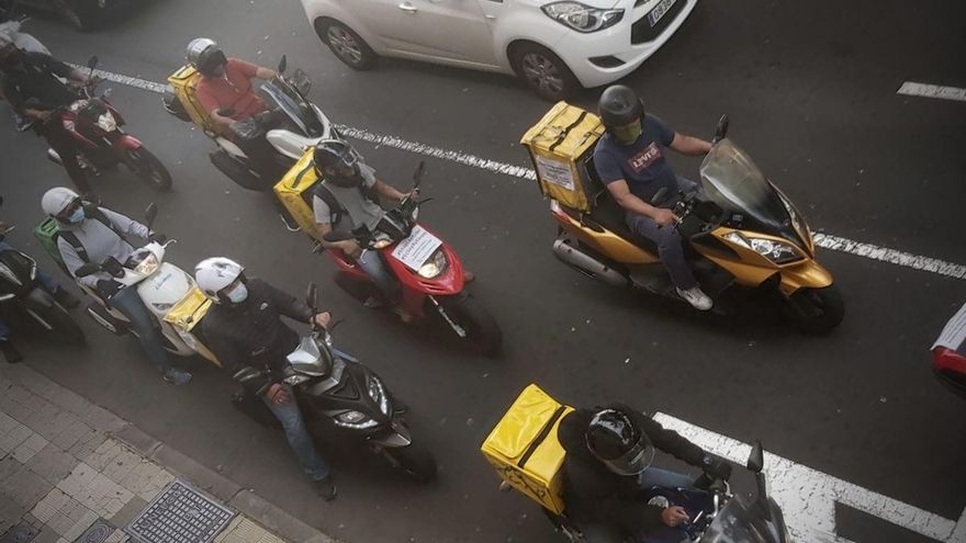 Más de 50 repartidores de Tenerife piden "libertad para ser autónomos" en protesta contra la ley rider