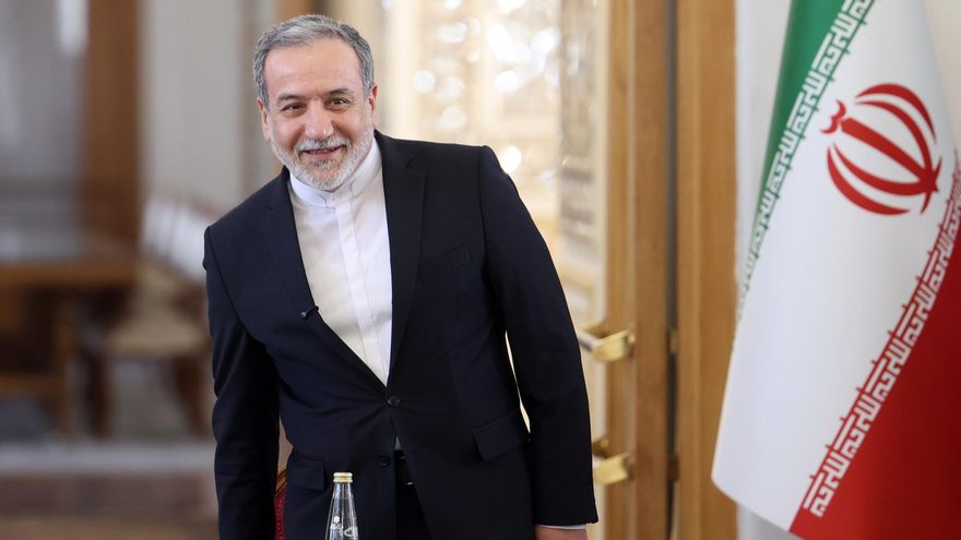 El ministro de Exteriores de Irán, Abbas Araghchi, en un encuentro con diplomáticos extranjeros en Teherán el 5 de octubre.