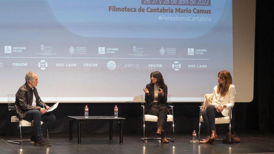 Santiago Salazar, moderador del debate, junto a Maysun y Patricia Simón.