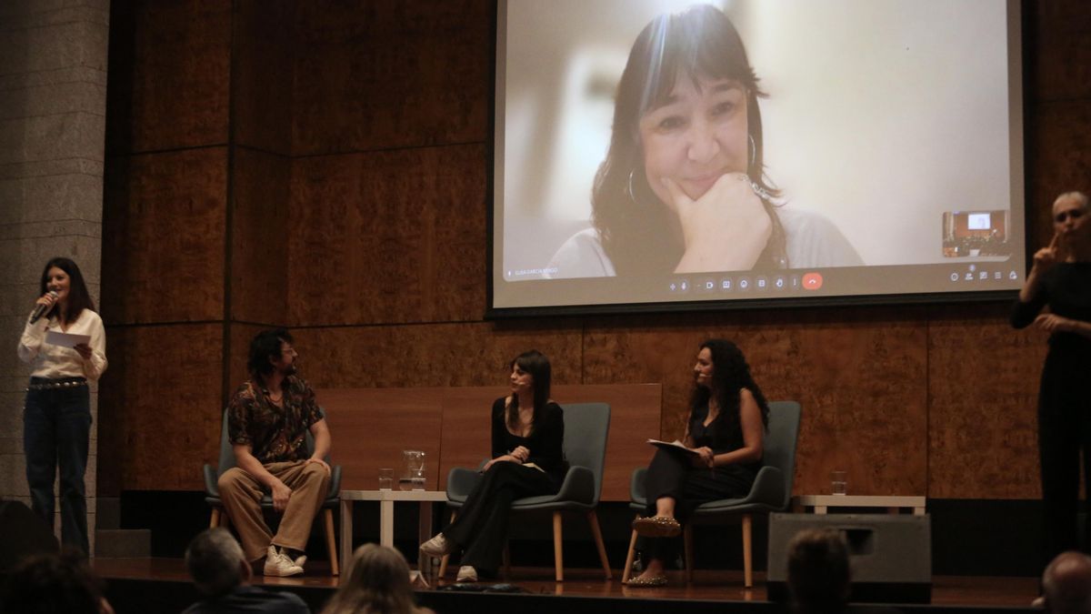 Elisa García Mingo (de forma virtual), la presentadora de las jornadas, Gara Santana junto a David Pareja, Noemí López Trujillo y Jennifer Jiméenez.