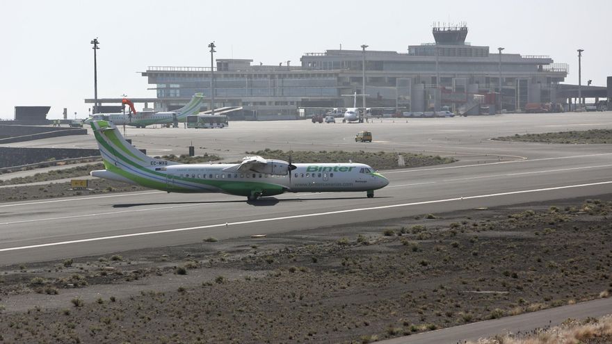 Avión de Binter en el aeropuerto de La Palma. (ALEJANDRO RAMOS)