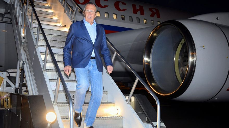 El ministro de Relaciones Exteriores de Rusia, Sergei Lavrov, desembarca de un avión a su llegada al Aeropuerto Internacional Bole en Addis Abeba, en Etiopía, en marzo de 2018. EFE/ EPA/STR