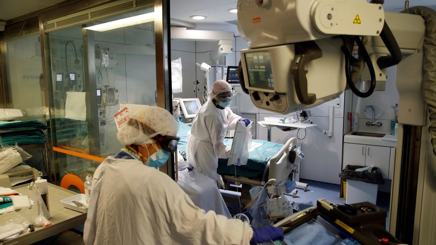 Profesionales sanitarios trabajan en una de las UCI del Hospital Clínic de Barcelona para pacientes covid. EFE/Toni Albir/Archivo