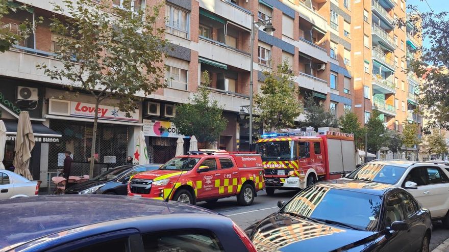 Atrapados en el ascensor: los bomberos de Logroño rescatan a una mujer y su perro
