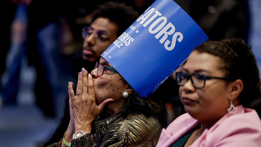 Seguidoras de Kamala Harris esperan los resultados electorales en Atlanta, Georgia.