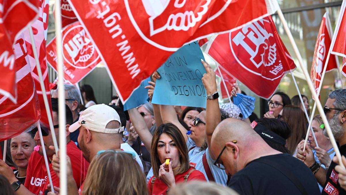 Miles de trabajadores se manifiestan por toda España contra el convenio de la patronal de Inditex, Mango y Primark