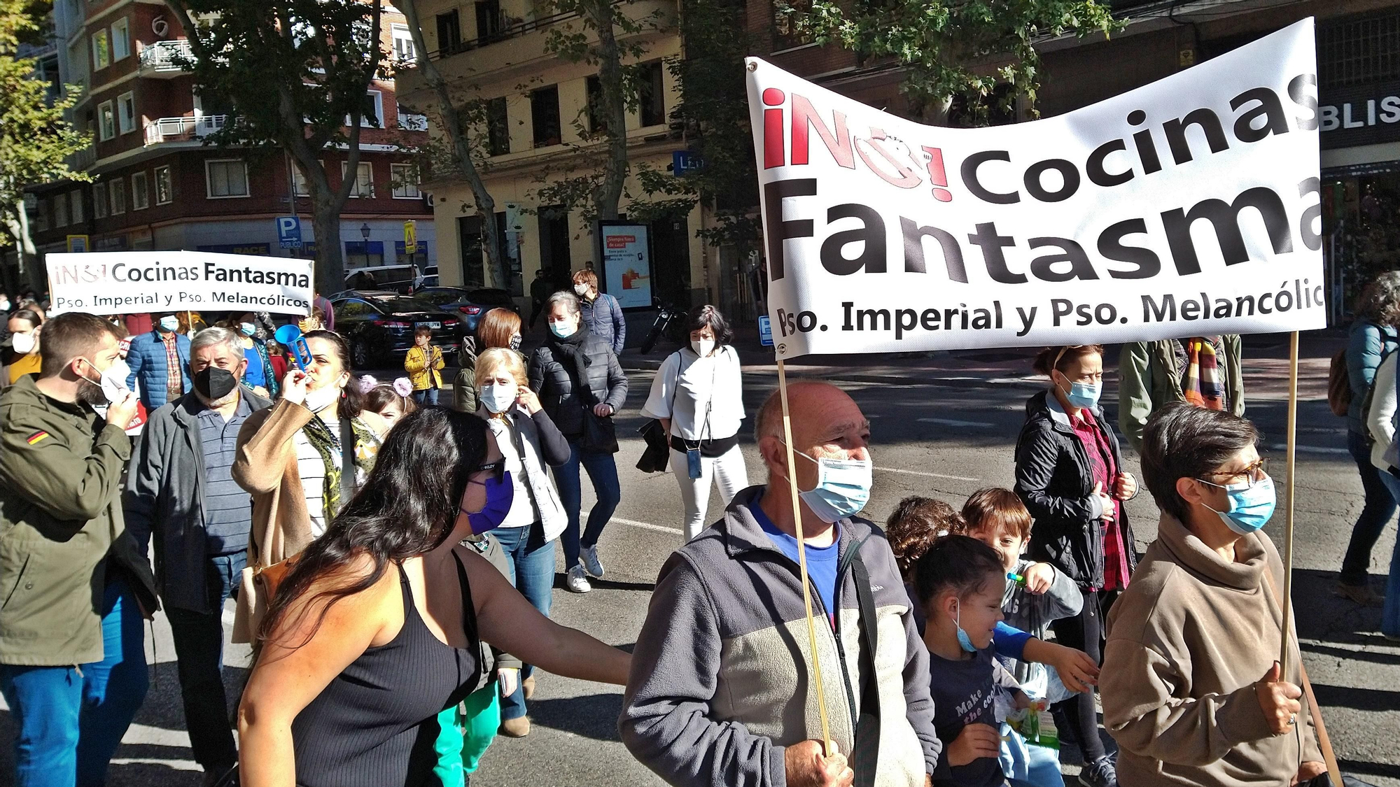 Cientos de manifestantes contra las cocinas fantasma de Madrid