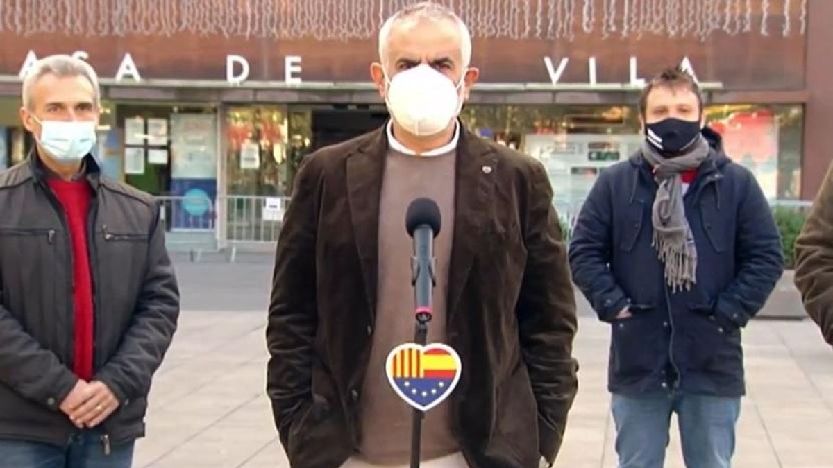 El líder de Cs en Catalunya, Carlos Carrizosa, en una visita a Sant Adrià del Besòs (Barcelona)