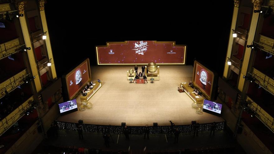 Escenario del Teatro Real durante la celebración del Sorteo Extraordinario de Navidad.